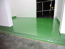 床には帯電防止塗床材を使用